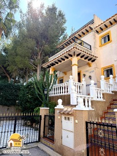 Villa met zwembad te koop in La Zenia.